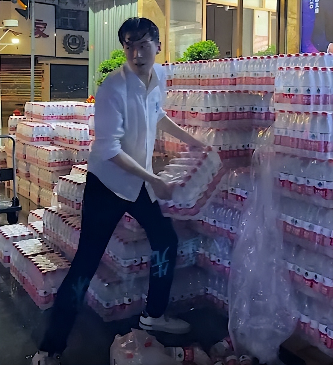 娱乐八卦中的网红有哪些-_网红直播带货收入排行_顶级网红收入高不高