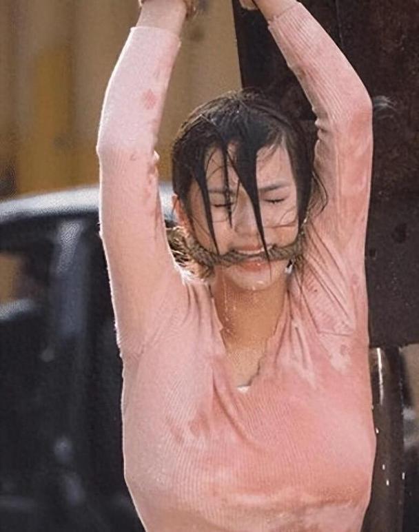 女星“下水”不是戏水：从舞台炸裂到火场自救，她们到底拼了啥