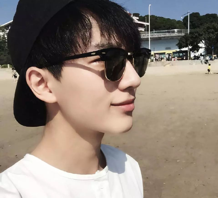 李明霖和网红撕逼3个月,想过娱乐圈会怎么看他弟弟李宏毅吗?